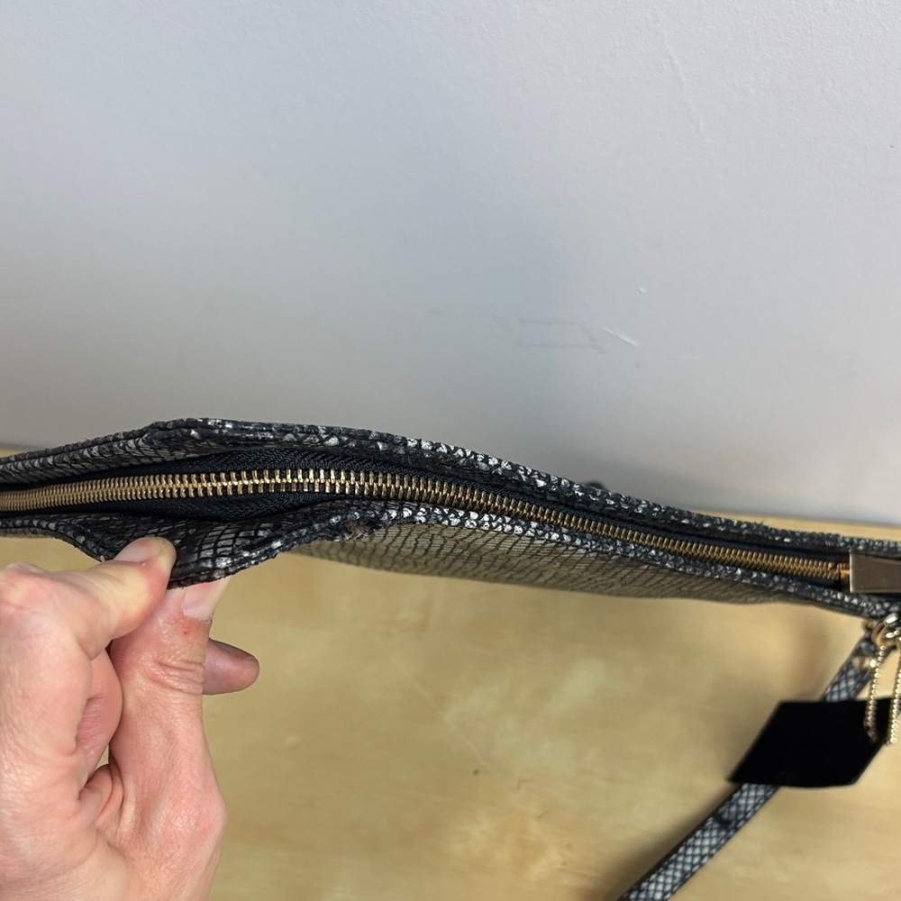 Danier leather Snakeskin oversized Wristlet - Picture 3 of 10